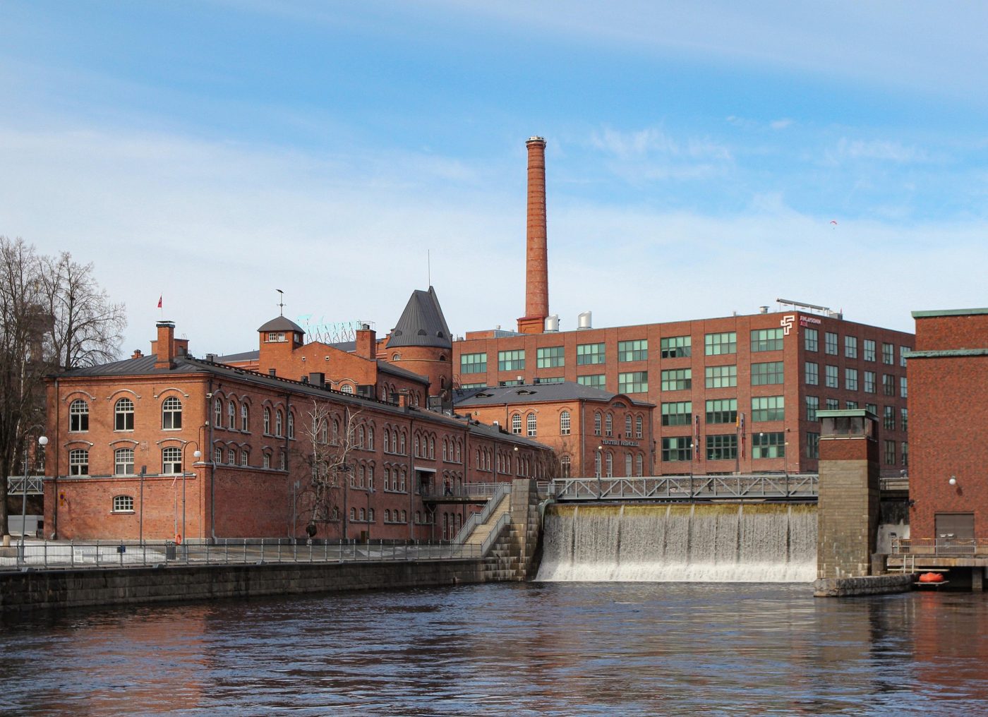 Tammerkoski ja punatiilinen tehdasmaisema Tampereen keskustassa